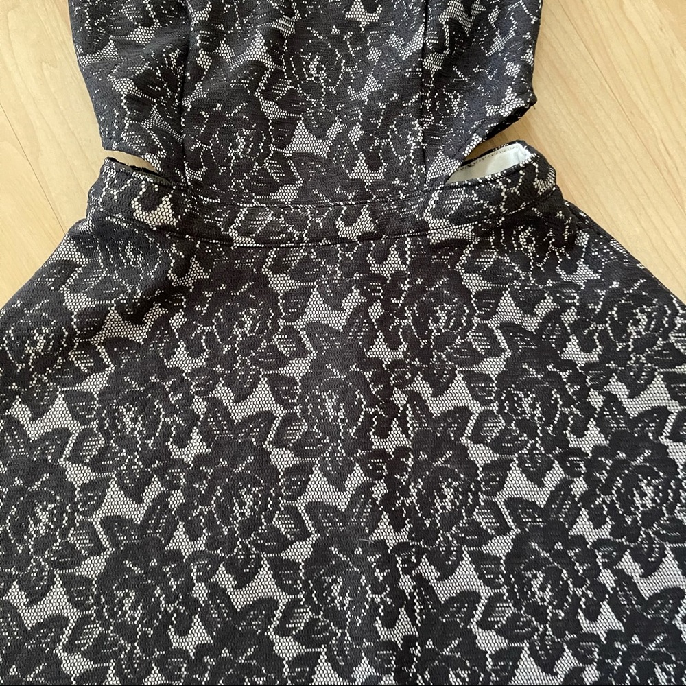 Abercrombie & Fitch Floral Cut Out Dress - Picture 4 of 9